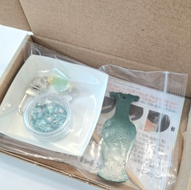 Kkotseonbi Plum Blossom Hat Mother-of-Pearl Keyring DIY Kit, 1 Set