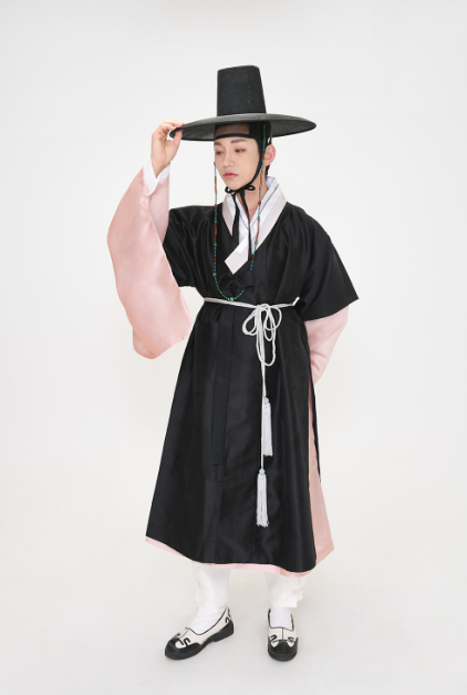 Royal Black Seonbi Hanbok – Powerful Men’s Scholar Style with Pink Accents