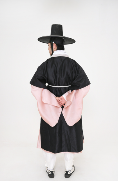 Royal Black Seonbi Hanbok – Powerful Men’s Scholar Style with Pink Accents