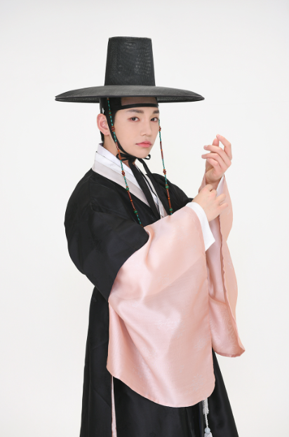 Royal Black Seonbi Hanbok – Powerful Men’s Scholar Style with Pink Accents