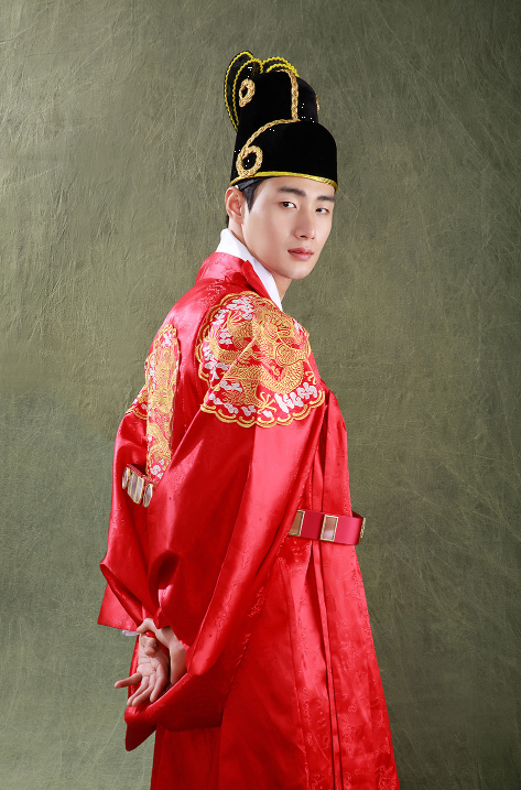 Royal Dragon Robe – Red Gwanryongpo (Traditional Korean Hanbok for Men)