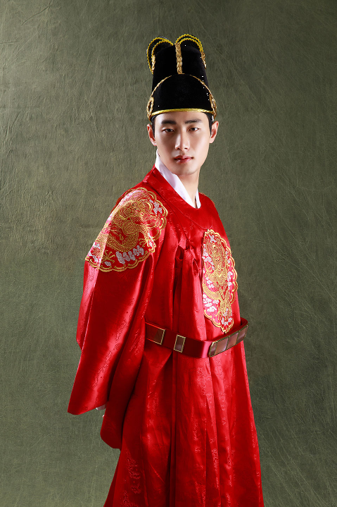 Royal Dragon Robe – Red Gwanryongpo (Traditional Korean Hanbok for Men)